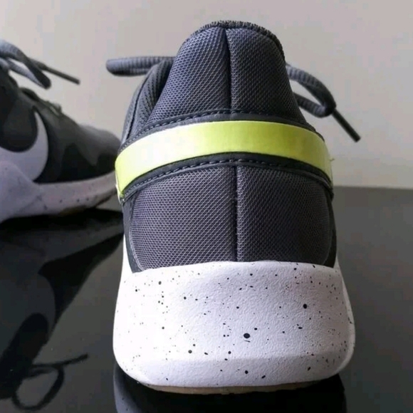 Nike LEGEND ESSENTIAL 2 Mens Black White Silver Size 8.5 - Picture 5 of 7